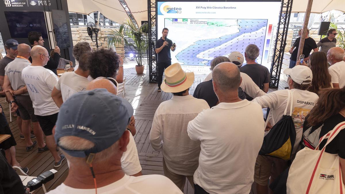 BARCELONA 13/07/2023  El meteorólogo de TV3 Enric Agud es uno de los profesionales que explica cómo estará el viento, las olas, etc antes de una regata. Hemos hablado con él por la Copa América de vela, en la que también está implicado. En la foto, durante el briefing del tiempo antes de la regata Puig que se celebra en Reial Club Nàutic de Barcelona.  FOTO de FERRAN NADEU