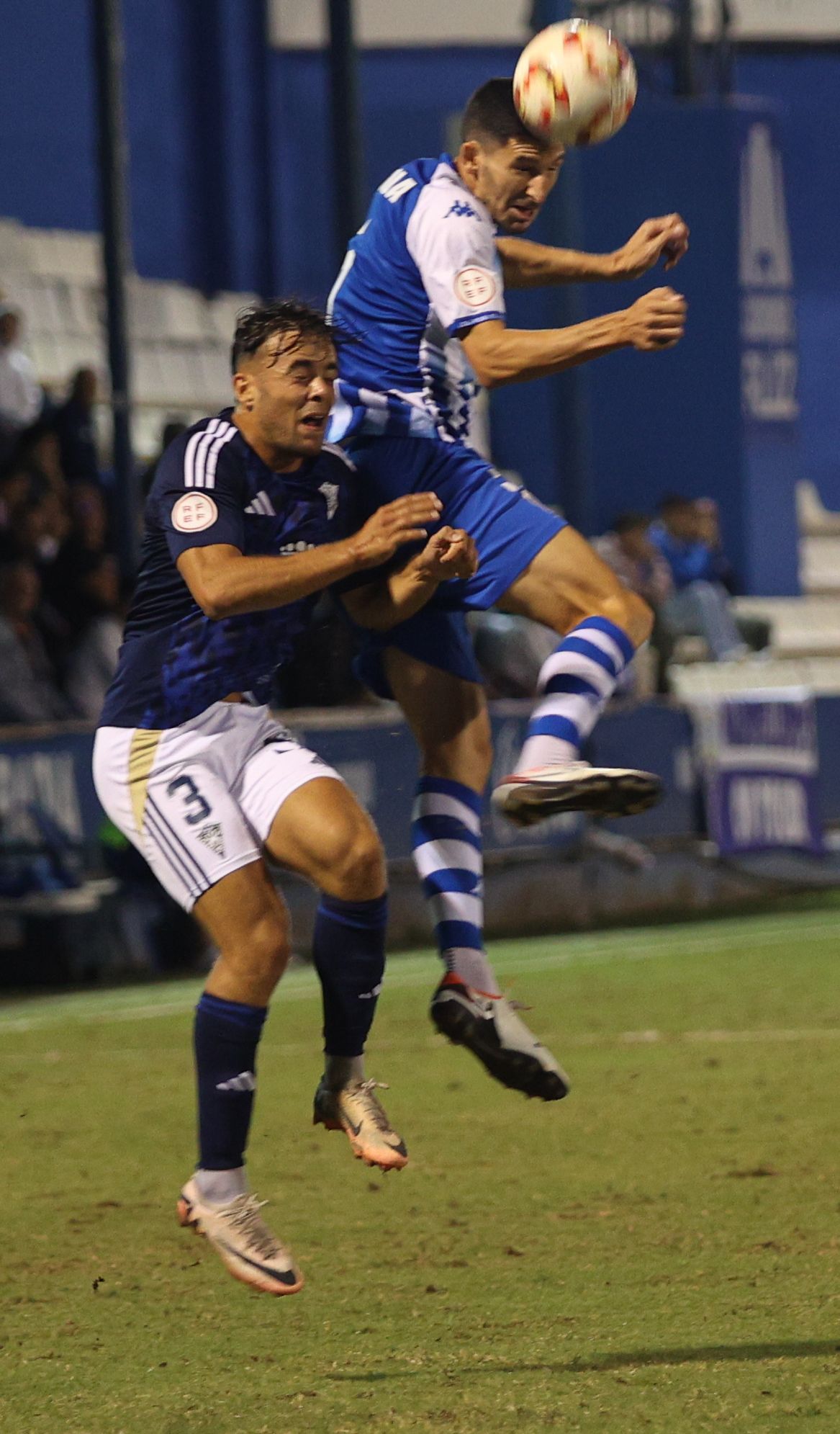 El Alcoyano vuela empujado por la afición