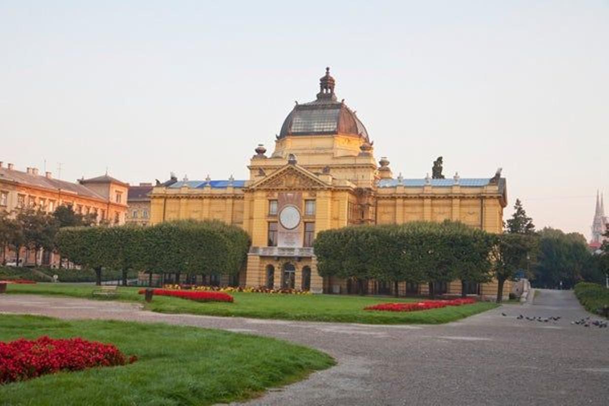 Pavellón de arte en el casco antiguo de Zagreb.