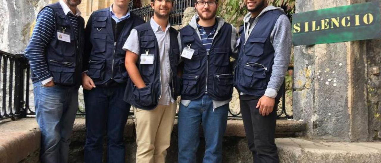 Los voluntarios José Manuel Velázquez, Juan González, Juan Pedro Fernández, Alberto Fuego y Joel de la Rosa, ayer, delante de la santa cueva.