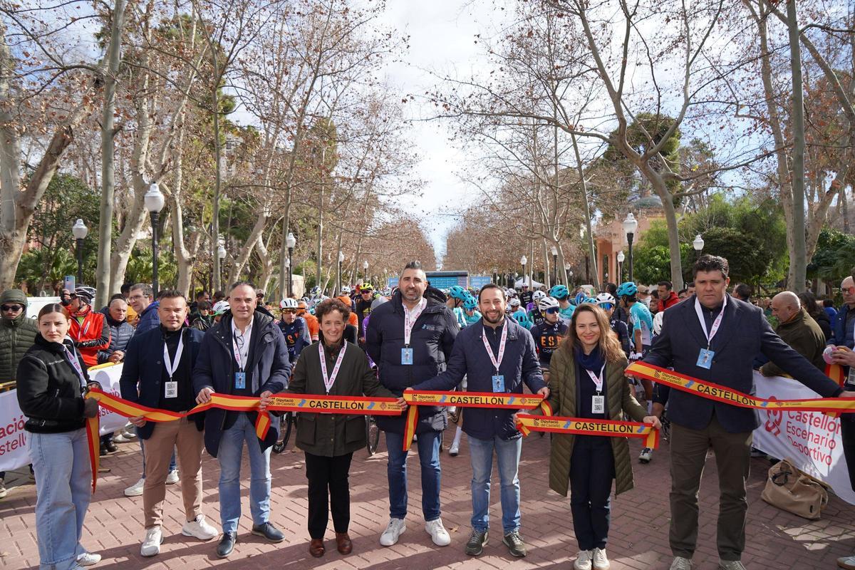Organizadores y autoridades, en la salida del Parque Ribalta, en Castelló, antes de poner rumbo a Onda.