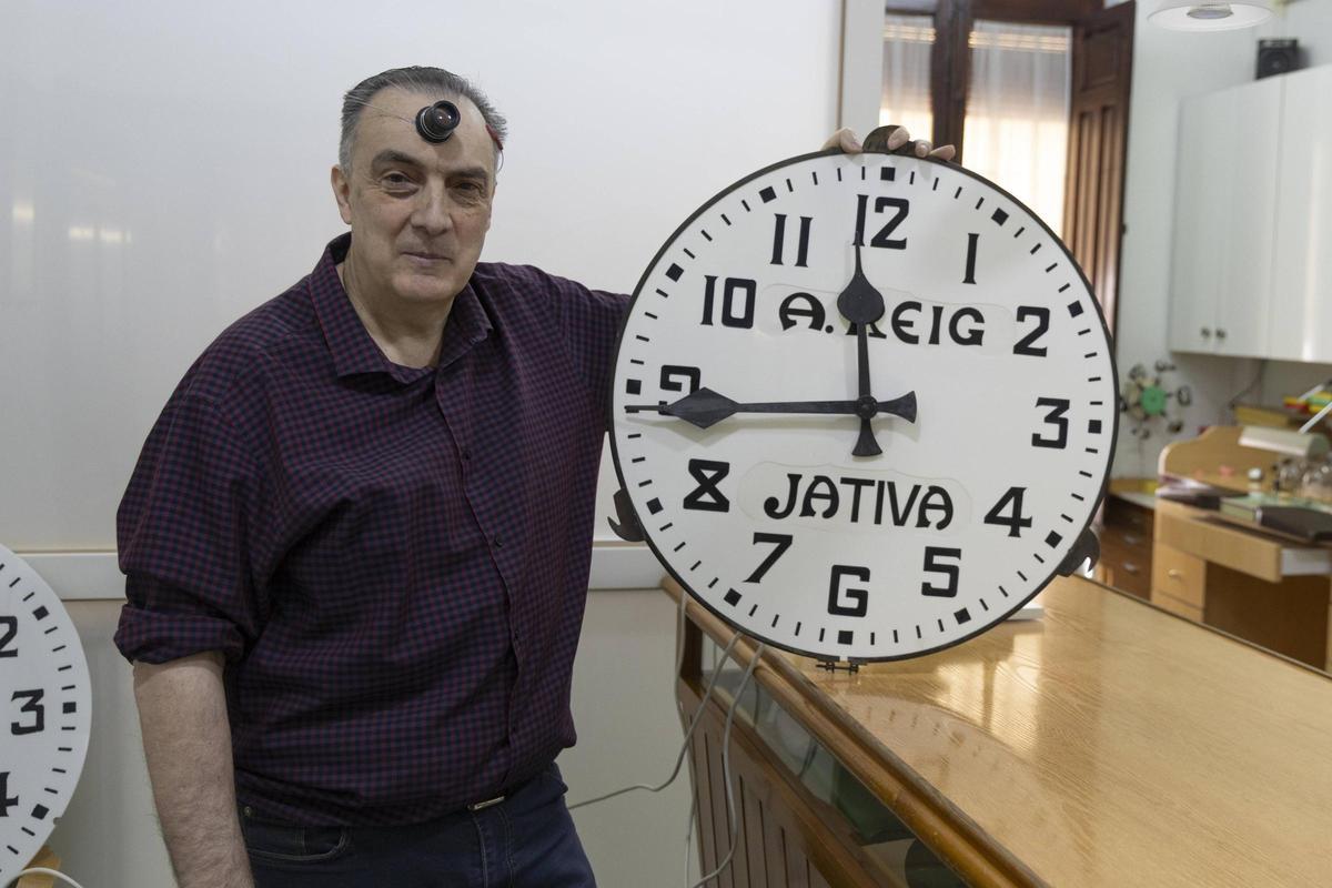 Miguel Bellver, posa con la esfera del histórico reloj «dels Quatre Cantons» de Xàtiva.