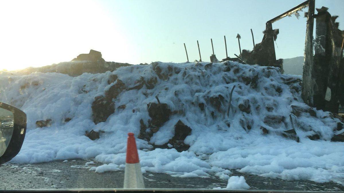 Cortado un carril de la A-66 en Aldeanueva del Camino por el incendio de un camión