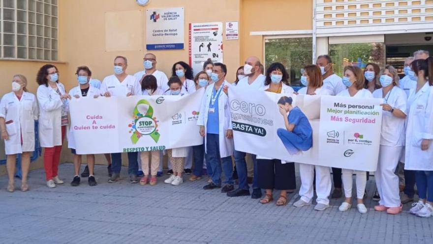 Trabajadores manifestándose a las puertas del Centro de Salud de Beniopa   | LEVANTE-EMV