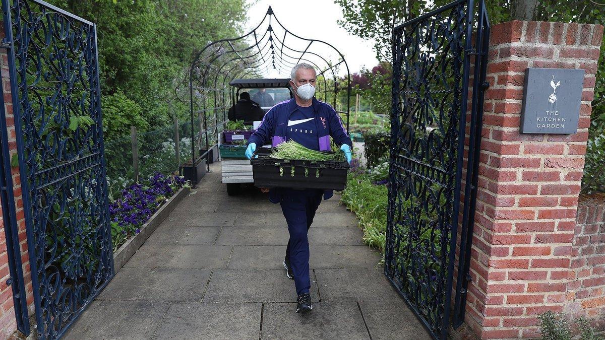 Mourinho llevando alimentos a familias necesitadas en Londres.