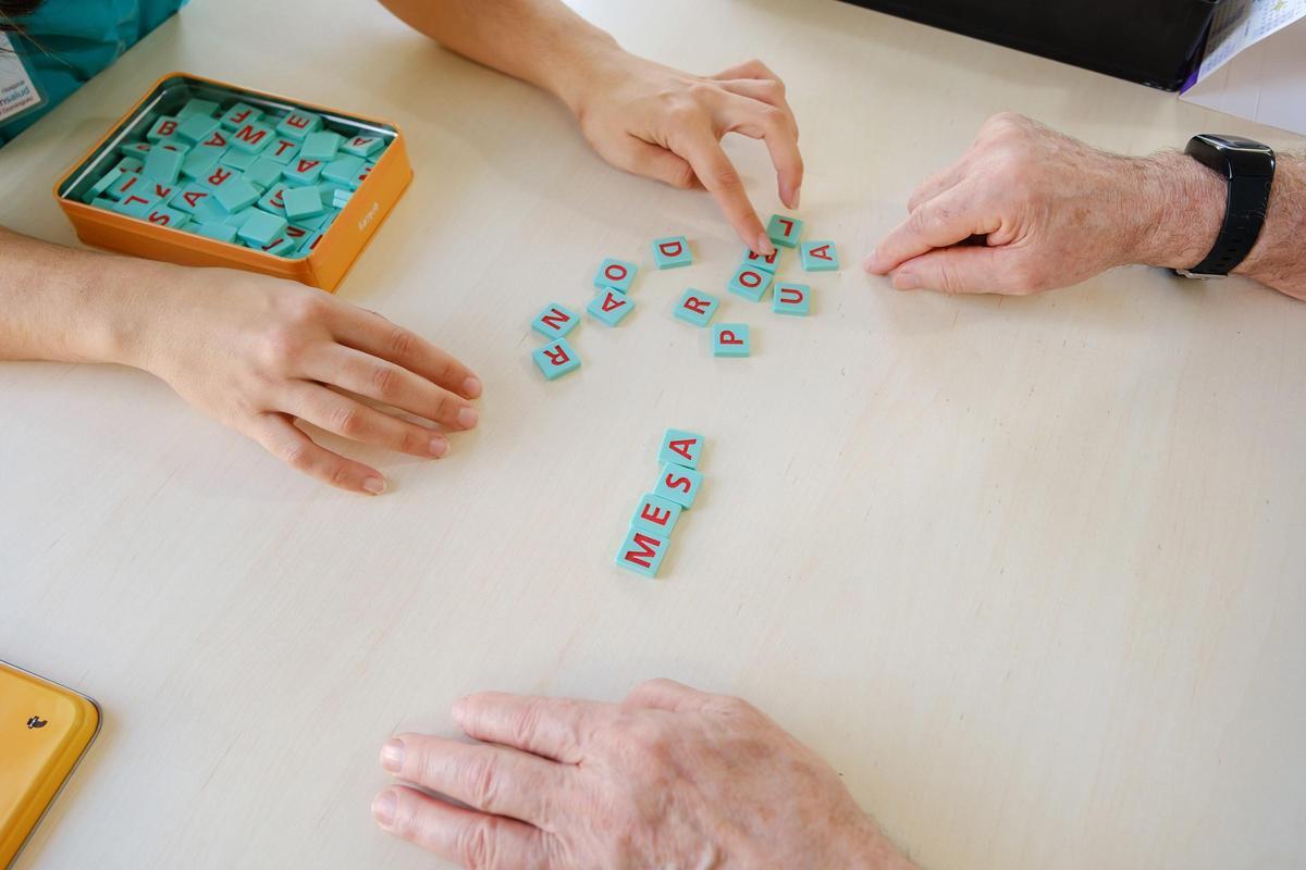 La afasia afecta tanto a la comprensión como a la expresión verbal.