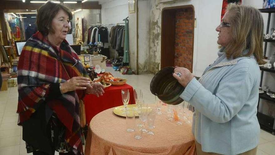 Dos voluntarias en el rastrillo de la Asociación Española contra el Cáncer. // Rafa Vázquez