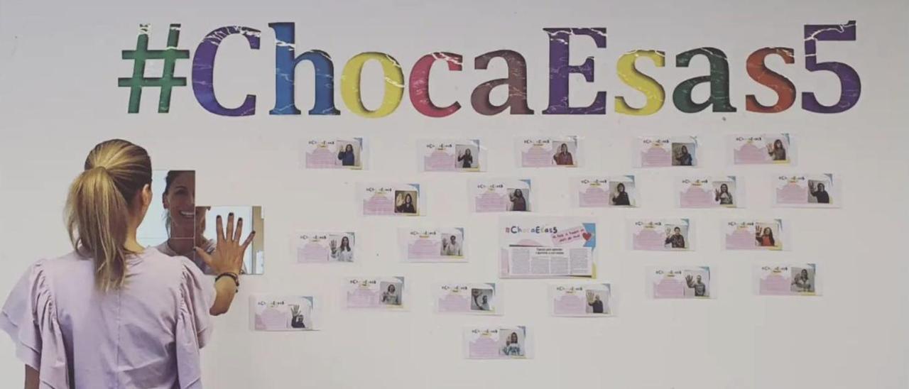 Alba Alonso, ante los espejos del proyecto “#ChocaEsas5”