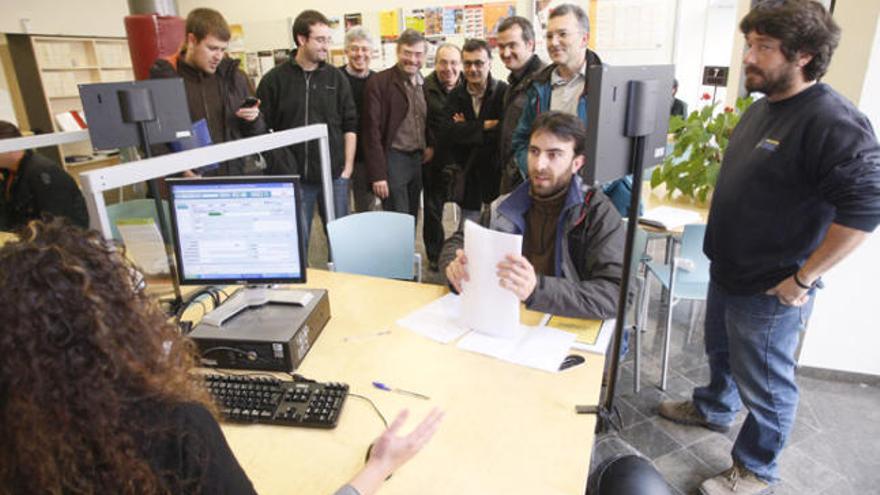 Els impulsors i el regidor Miquel Poch, al registre de l&#039;Ajuntament.