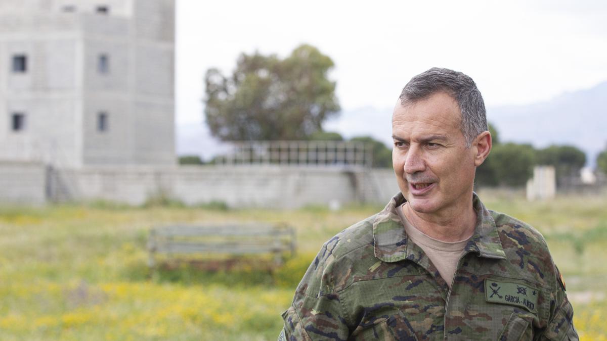 El general García-Almenta en las instalaciones del MOE en Rabasa.