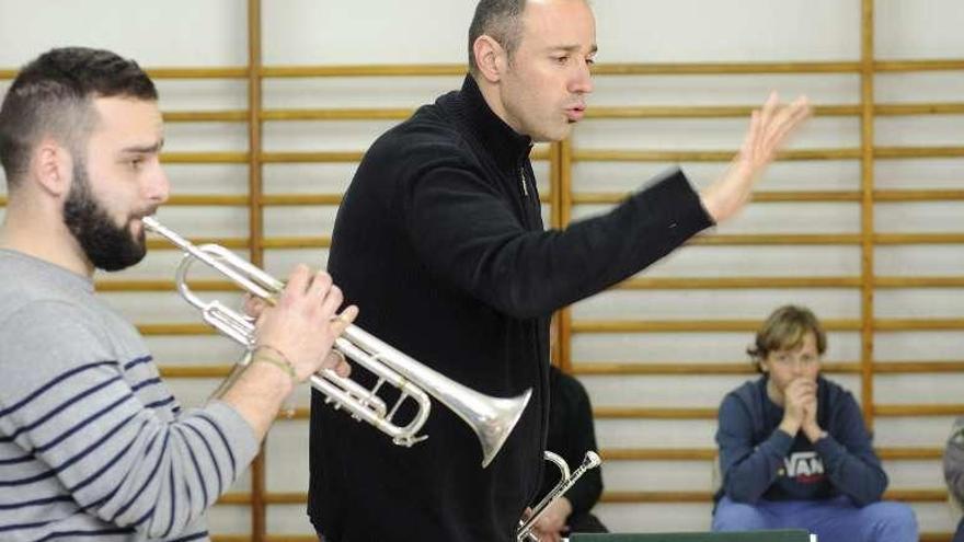 Roberto Bodí durante la clase de trompeta. // Bernabé/Javier Lalín