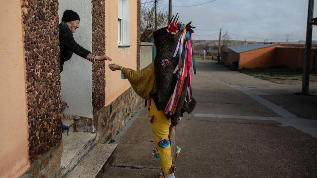 Una vecina entregando el aguinaldo. | Emilio Fraile