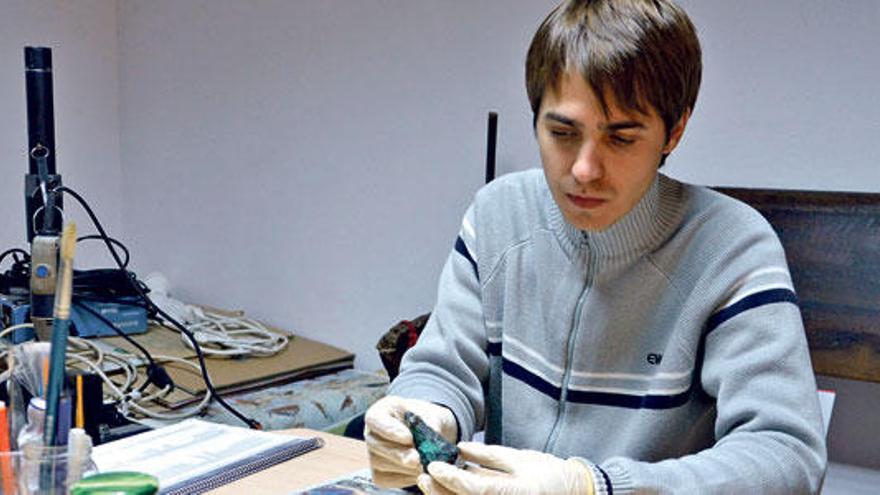 El arqueólogo del Museu, Bernat Font, inspecciona una de las piezas descubiertas.