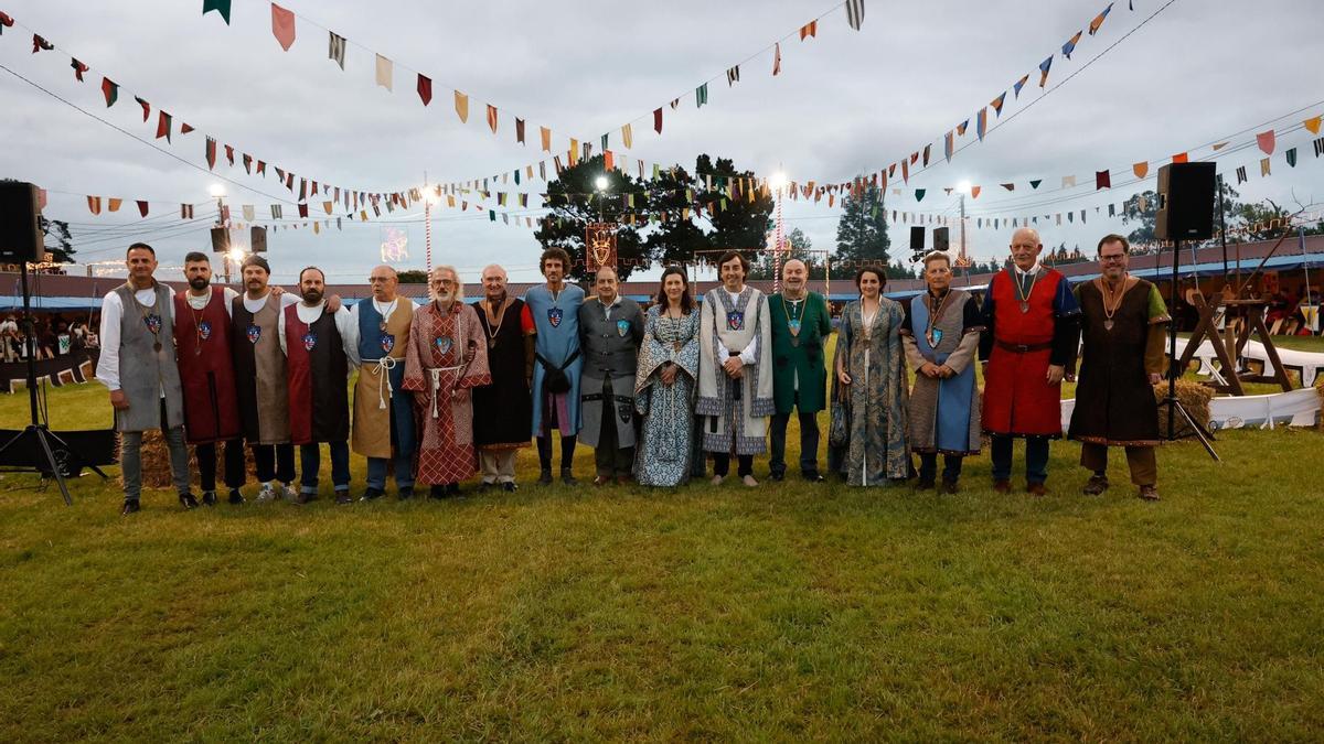 Autoridades y pregoneros de antiguas ediciones de Exconxuraos en la entrada a la Cena Medieval