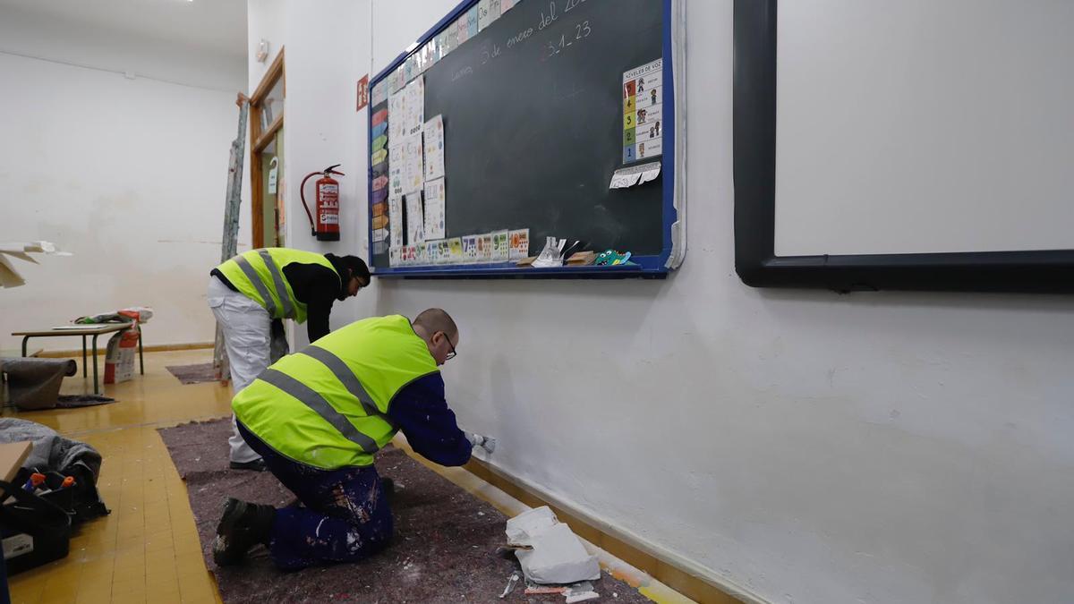 Operarios pintan el colegio público José de la Torre y del Cerro