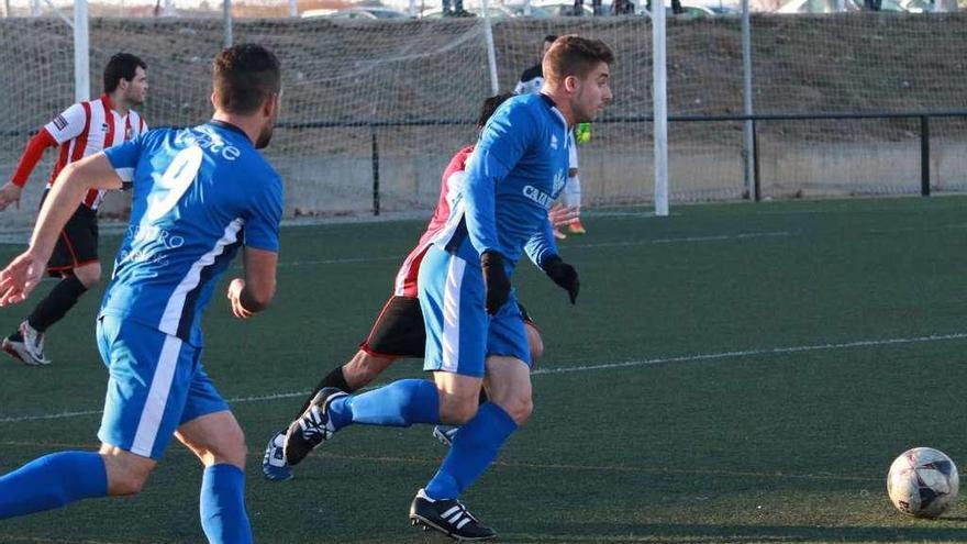 Dos jugadores toresanos lanzan un contragolpe.