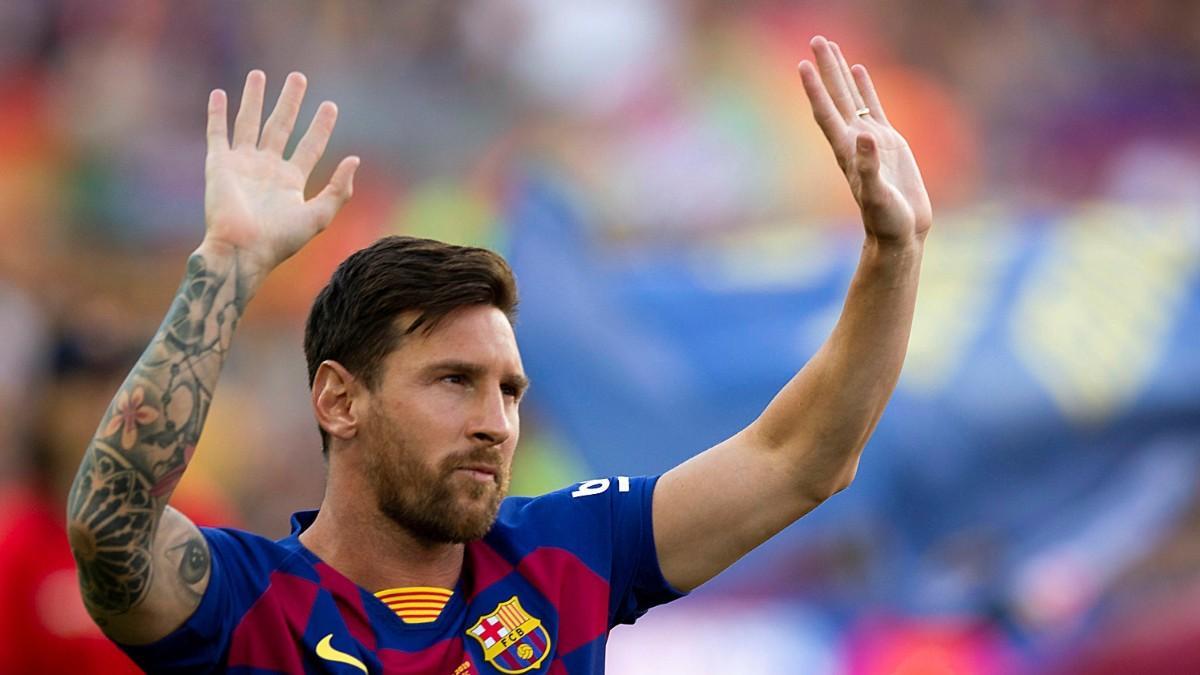 Leo Messi saluda a la afición