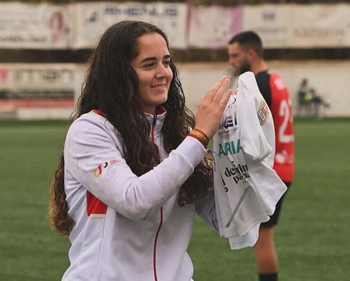 La piragüista del CNSE Marta Noguera realizó el saque de honor en el partido entre la SCR Peña Deportiva y La Nucía. | SCR PEÑA DEPORTIVA