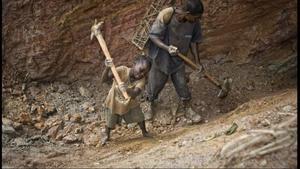 Niños trabajando en una mina de coltán en Ndola-Ndola, cerca de Itebero, en la República Democrática del Congo, en una imagen de archivo.