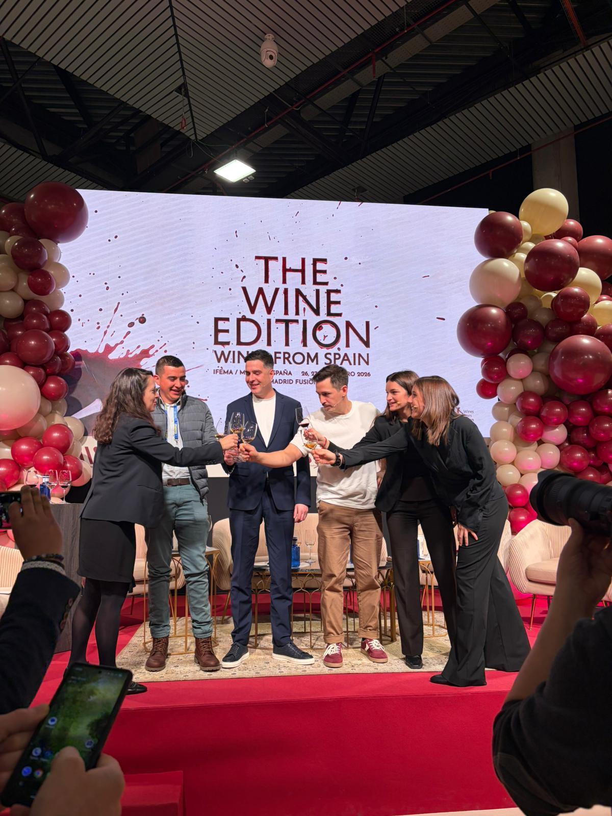 Premiats i presentadores del premi Juli Soler brinden en l'última jornada de Madrid Fusión.