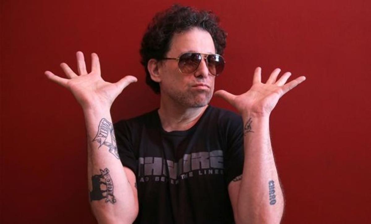 Andrés Calamaro, a l’entrada de la cocteleria Milano de Barcelona.