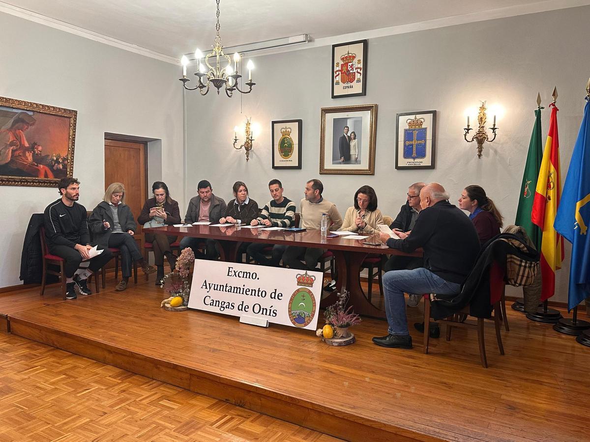 Los concejales de Cangas de Onís durante el pleno de este viernes.