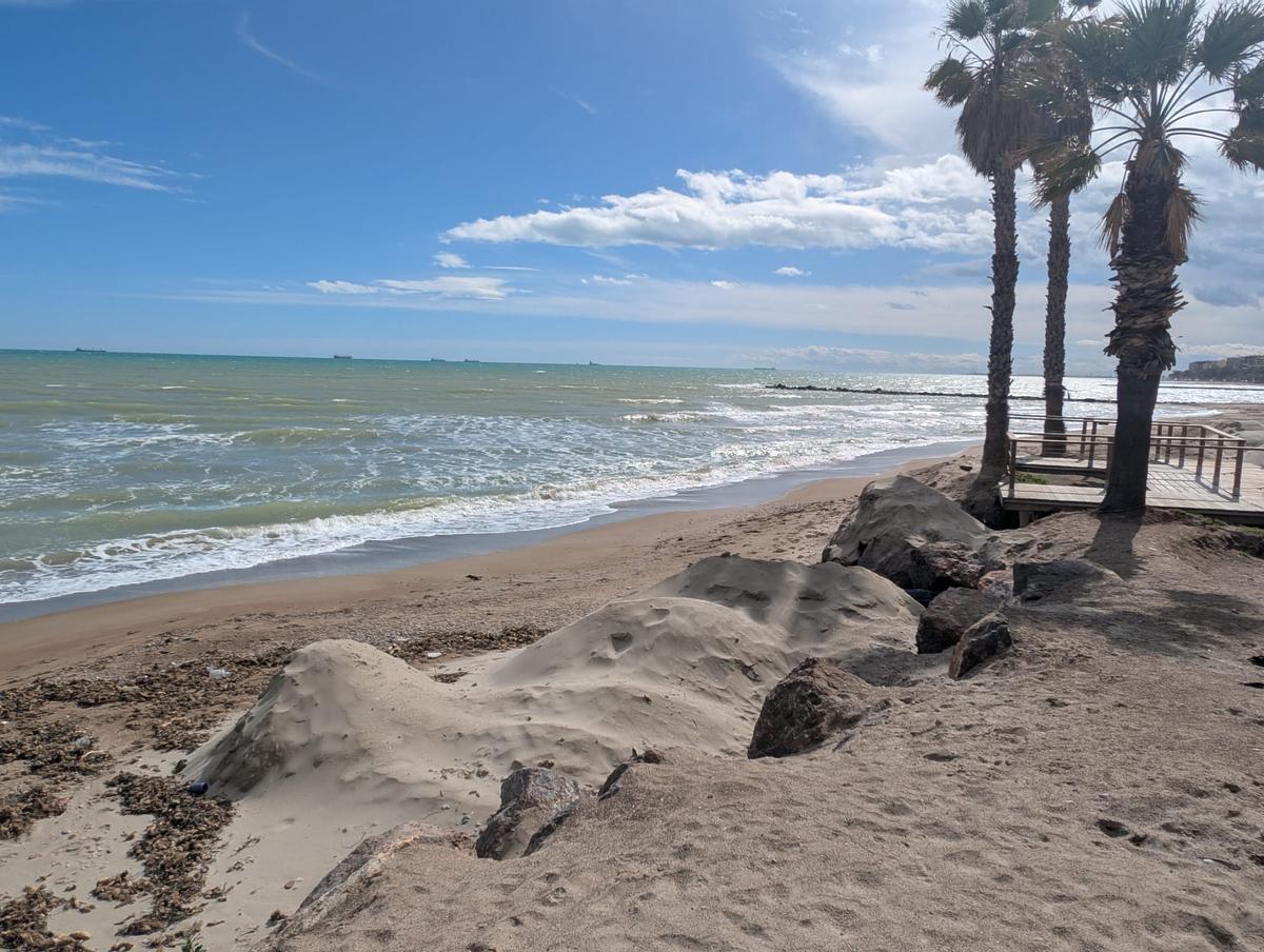 Costas mejorará la playa Heliópolis de Benicàssim con un trasvase de 2.200 m3 de arena, que ya están acumulados en grandes montones en las proximidades de la zona del Eurosol.