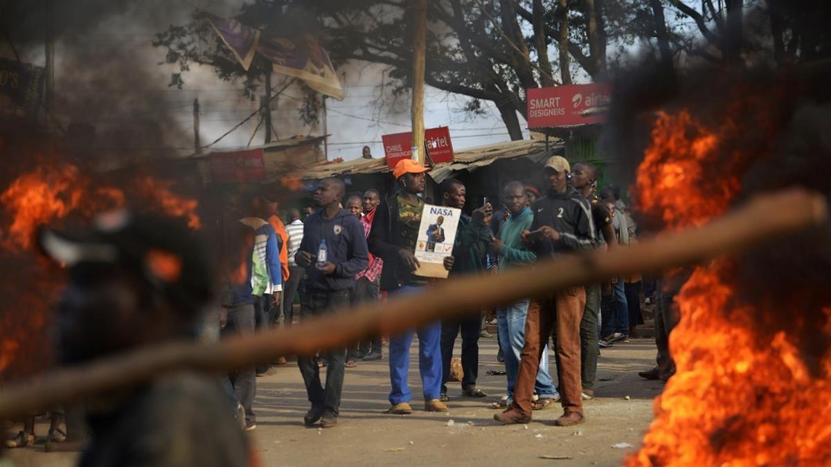 Manifestantes protestan junto a una barricada en llamas en una carretera en Kibera, la mayor favela de Nairobi, el 9 de agosto.