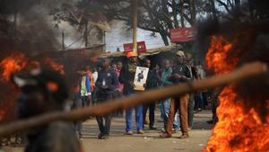 Manifestantes protestan junto a una barricada en llamas en una carretera en Kibera, la mayor favela de Nairobi, el 9 de agosto.