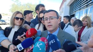 Gallardo habla con los periodistas en la Agroganadera de Trujillo.