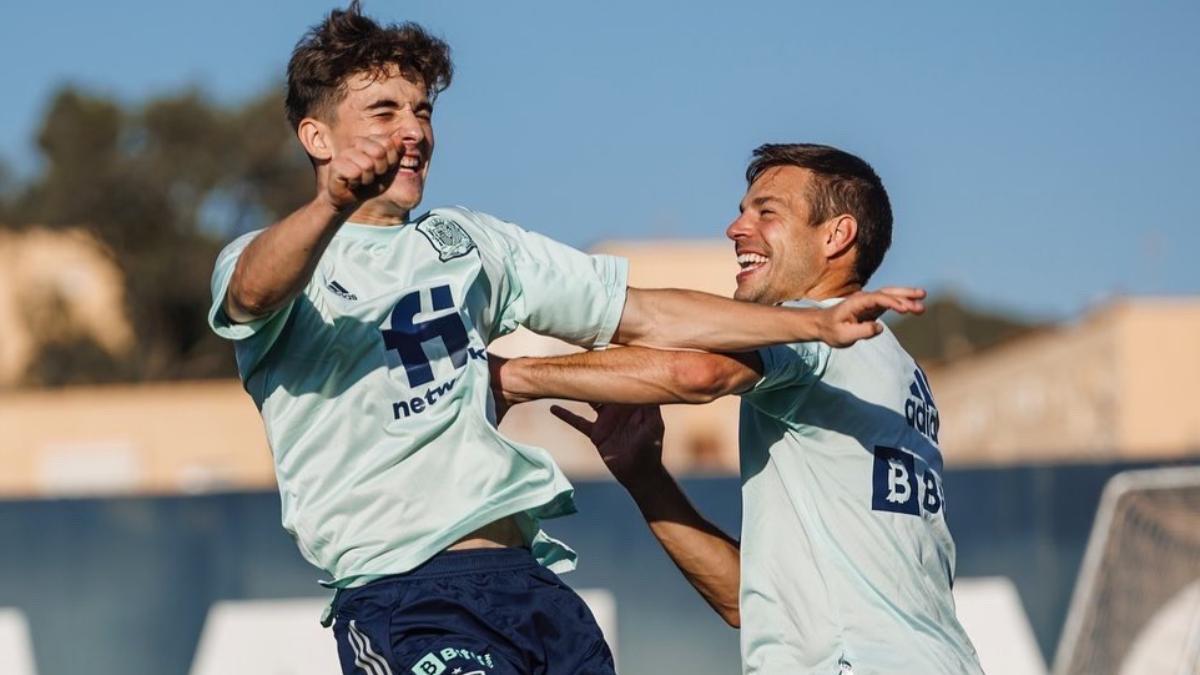 Gavi y Azpilicueta, en el entrenamiento del viernes