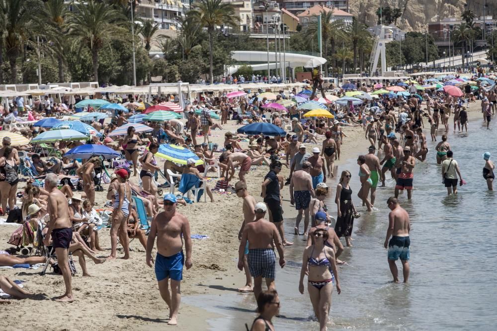 La playa del Postiguet, llena por las altas temperaturas