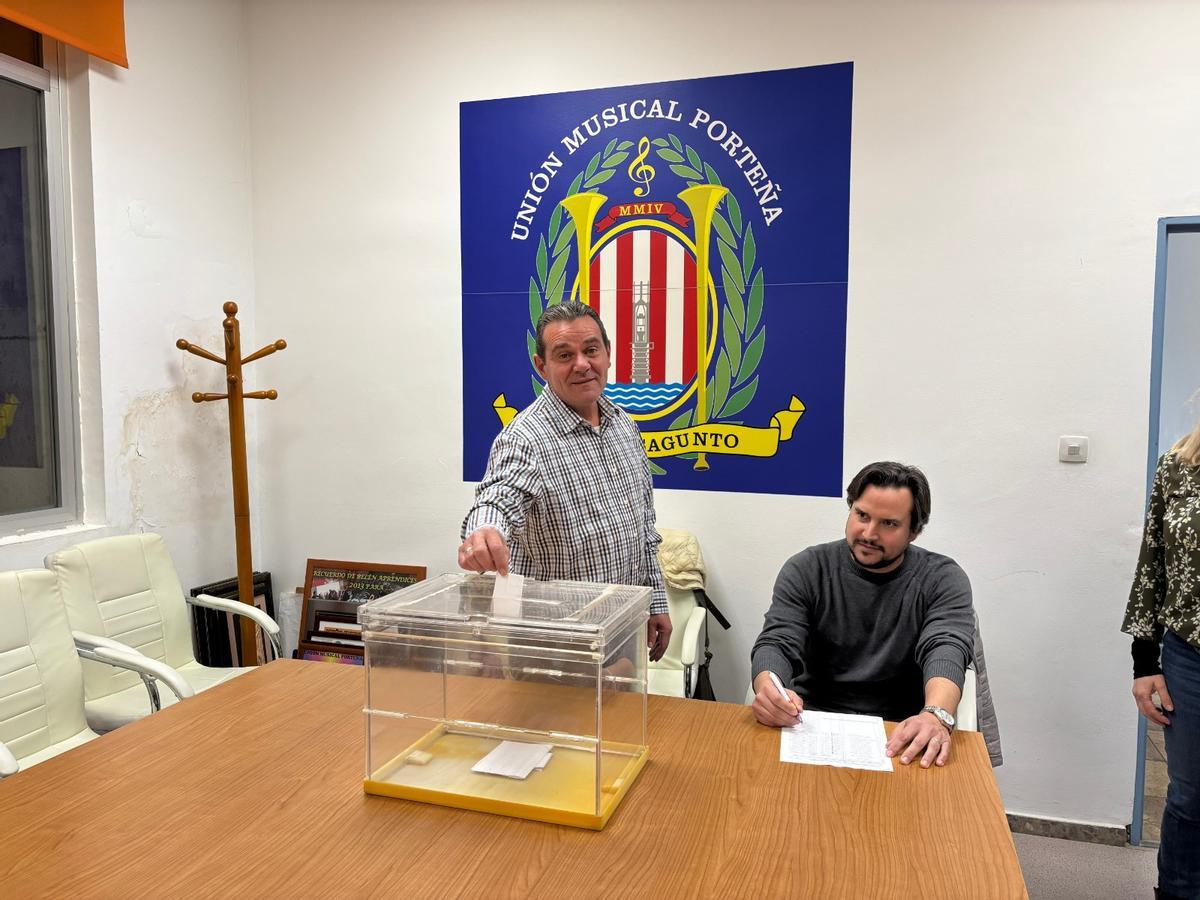 Momento en el que deposita su voto el candidato electo, Jorge Crespo.