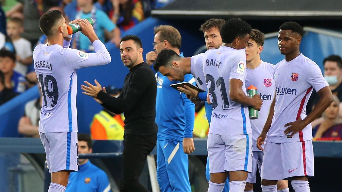 Xavi Hernández con los jugadores.