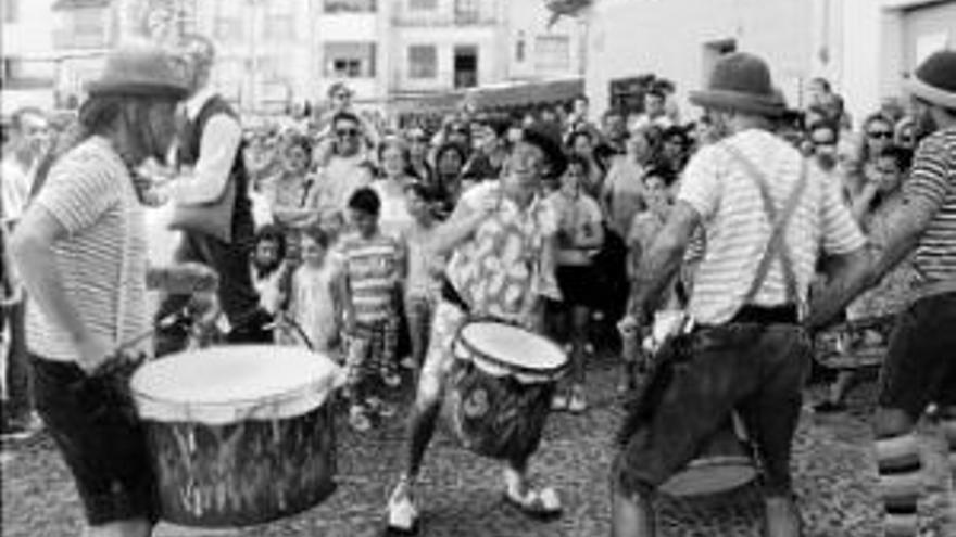 Funámbulus anima al público infantil de San Juan en Coria