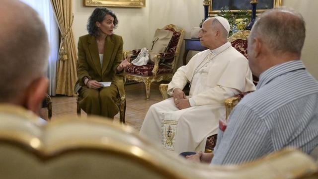El Papa en la seva reunió amb víctimes d’abusos de l’Església, ahir a la Nunciatura Apostòlica a Madrid.  | SIMONE RISOLUTI / EFE / PRENSA VATICÀ
