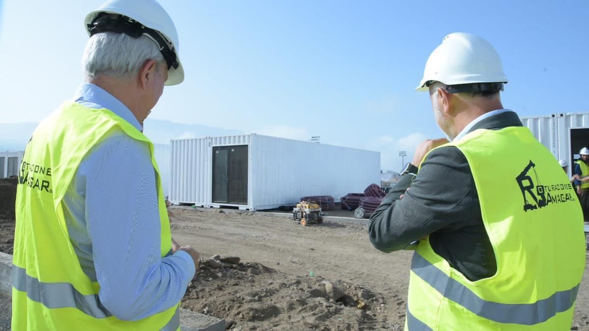 Ángel Víctor Torres (d) durante su visita a las viviendas modulares para afectados por el volcán de La Palma.