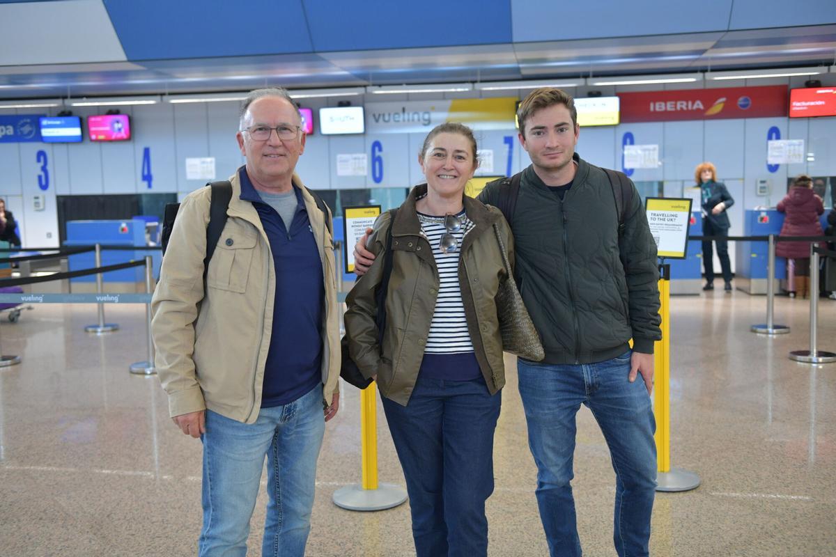 Javier, Sara y Javier viajan a Mallorca desde el aeropuerto de Alvedro por el cierre de Lavacolla