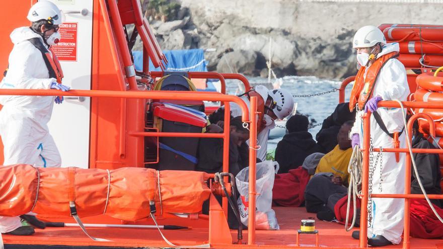 Once traslados a centros sanitarios tras llegar 384 personas migrantes a El Hierro y Gran Canaria