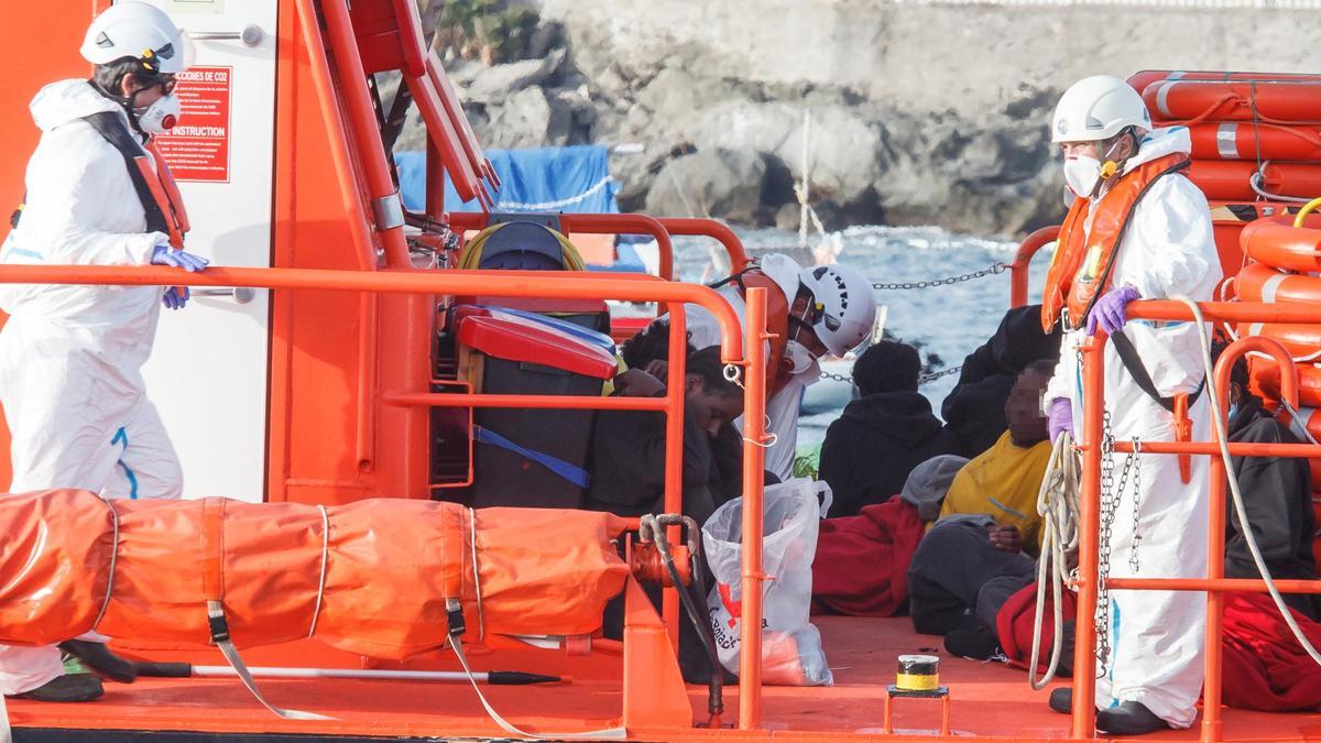 INMIGRACIÓN CANARIAS | Once traslados a centros sanitarios tras llegar 384 personas migrantes a El Hierro y Gran Canaria INMIGRACIÓN CANARIAS | Once traslados a centros sanitarios tras llegar 384 personas migrantes a El Hierro y Gran Canaria