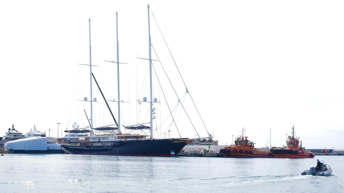 El yate Koru, atracado en uno de los diques de los astilleros STP, en el puerto de Palma