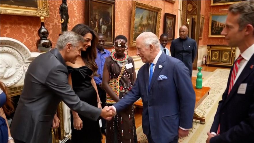 El rey Carlos III recibe a George Clooney en el Palacio de Buckingham