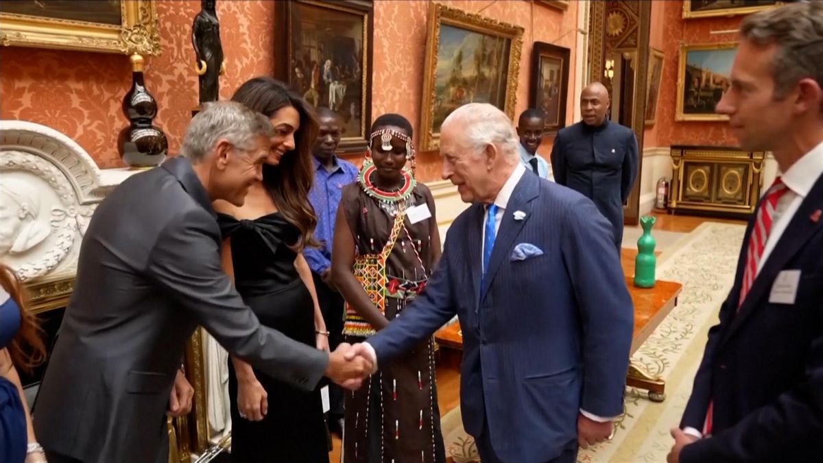 El rey Carlos III recibe a George Clooney en el Palacio de Buckingham