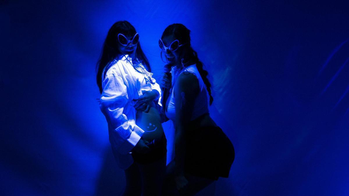 Protagonistas de 'Planeta pop: a alien que se converteu en superestrela', de Aterradas.