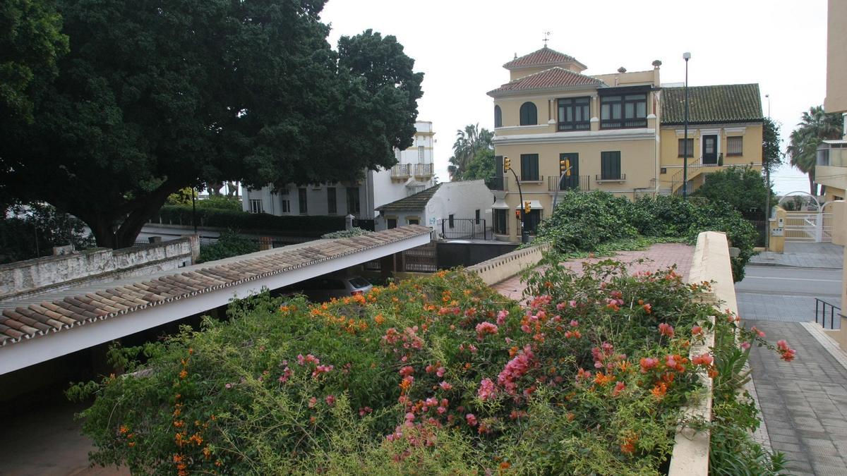 Foto de archivo de las dos casas de Pintor Sorolla protegidas finalmente por Urbanismo, con el ficus de Bellavista a la derecha..