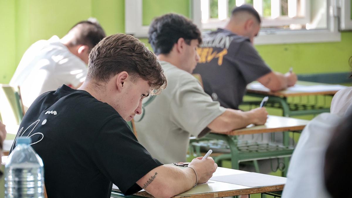 Varios opositores realizan las pruebas para docentes convocadasen mayo de este año por la Consejería de Educación.