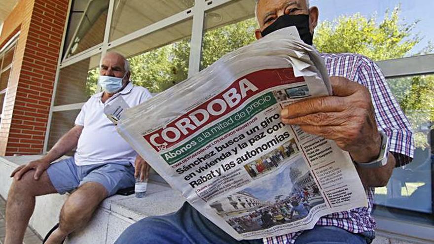 Un vecino lee el CÓRDOBA en papel.