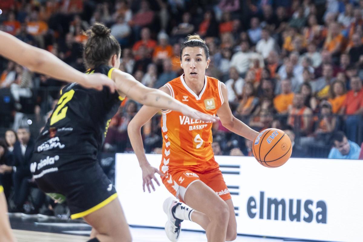 Queralt Casas, en el partido contra el Hozono Global Jairis en el Roig Arena.