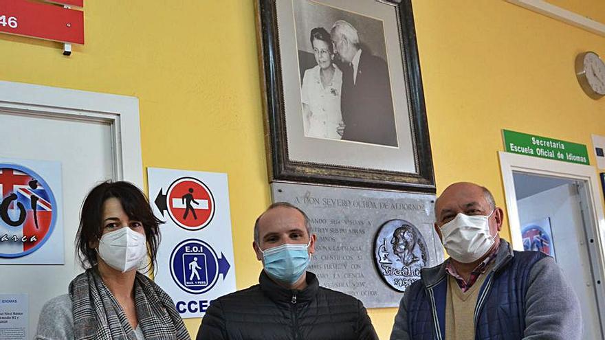 Por la izquierda, Susana Martínez, Rubén Cernuda y Julián Torre, ayer, en el instituto, con una foto de Carmen García Cobián y Severo Ochoa detrás.  A. M. Serrano