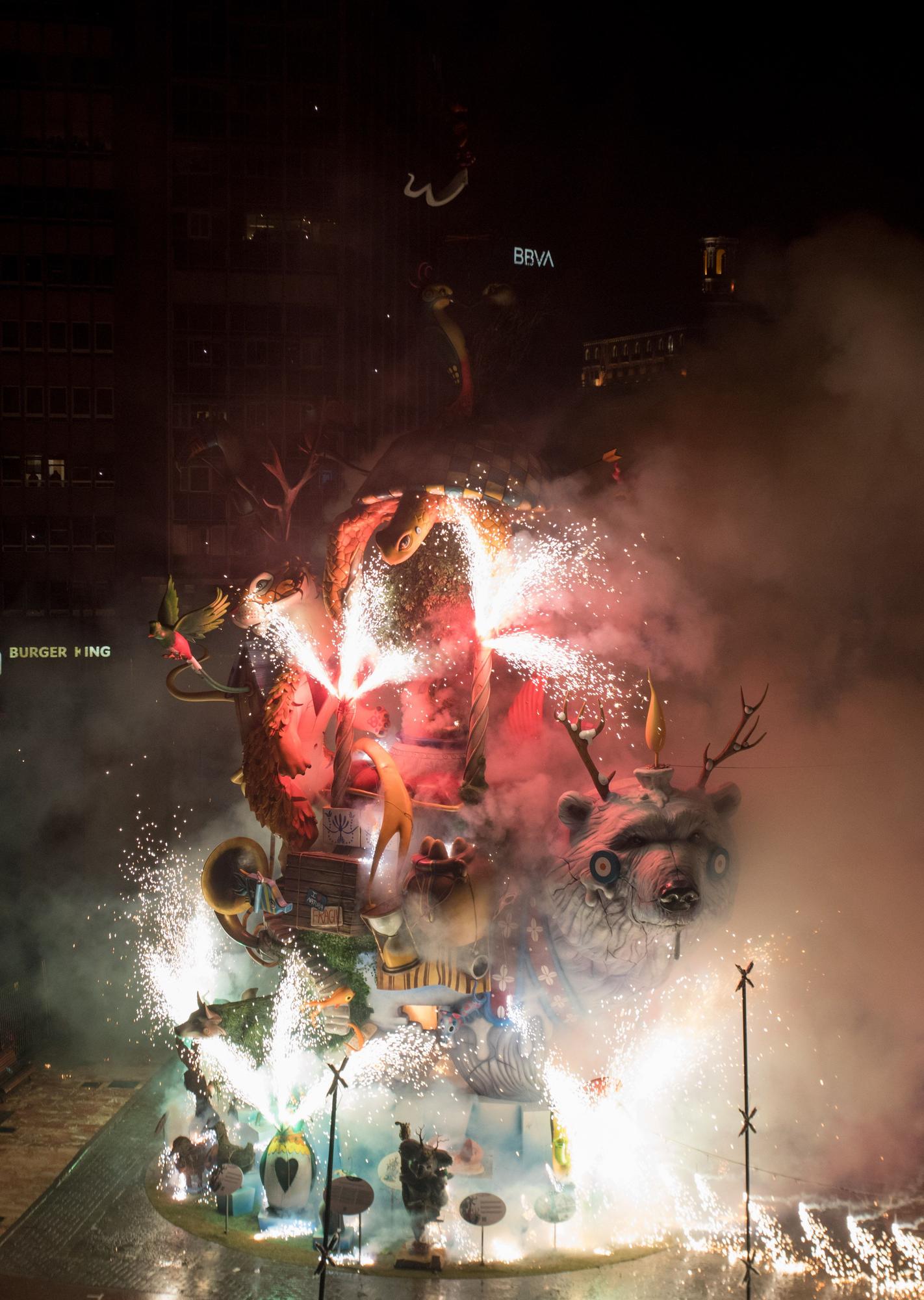 La falla municipal de València, devorada por las llamas